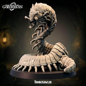 Könnte beinhalten: Eine detaillierte, graue Tombcrawler-Miniatur, eine Fantasy-Kreatur mit einem segmentierten Körper, mehreren Beinen und einem bedrohlichen Kopf. Der Sockel ist schwarz, und der Text "Tombcrawler" ist sichtbar.