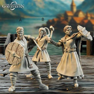 Puede incluir: Tres figuras en miniatura sin pintar de guerreros vikingos, cada uno sosteniendo un arma o un escudo. Las figuras están de pie en un muelle de madera, con un pueblo costero al fondo. El texto "THE PRINTING GOES EVER ON" está en la parte superior izquierda.