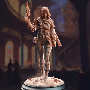 Puede incluir: Figura detallada de un personaje de fantasía, sosteniendo una pistola. La figura está vestida con armadura y equipo táctico, con una máscara que cubre la parte inferior de la cara. La figura está sobre una base texturizada, con un fondo borroso.