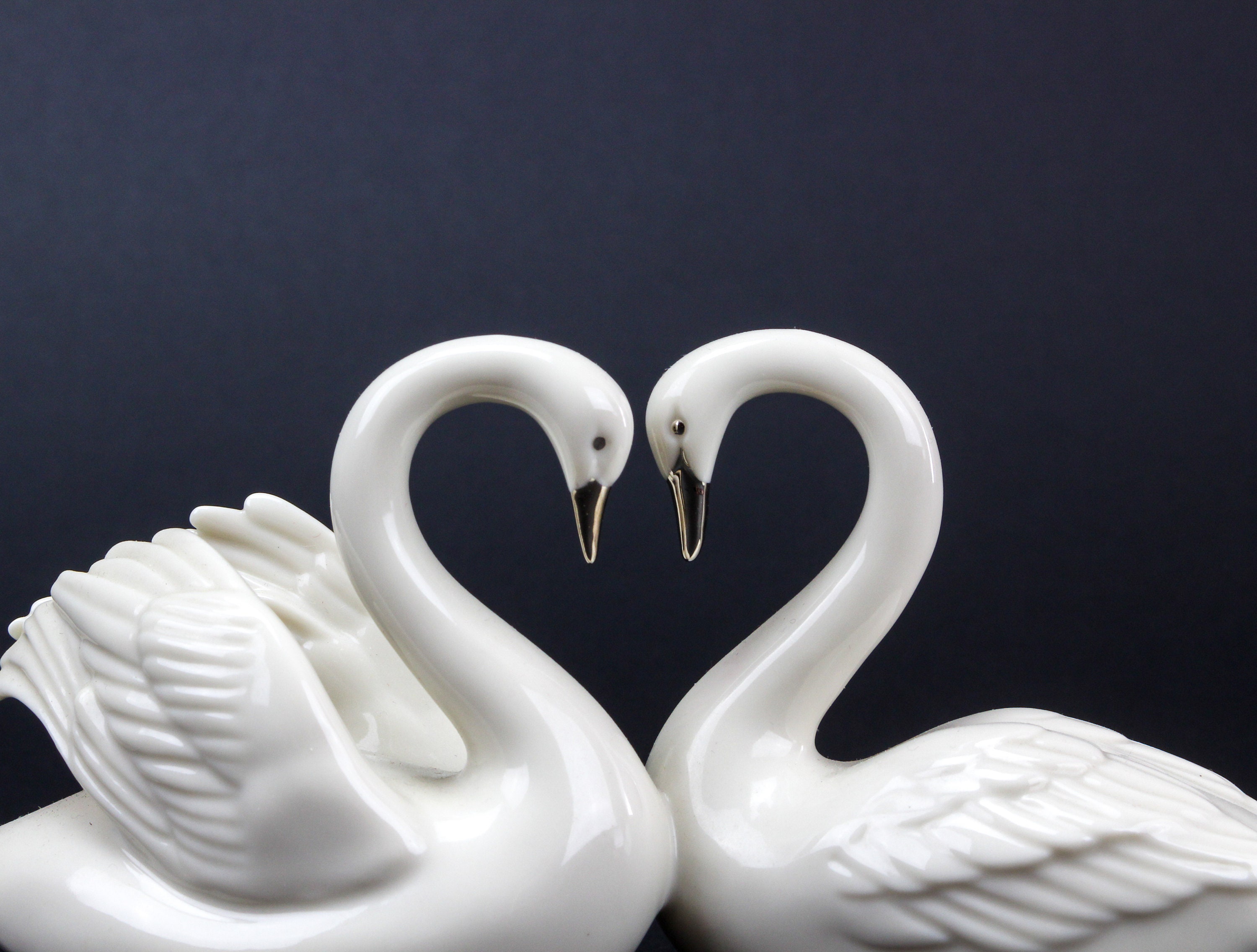 Vintage Lenox Porcelain Double Swan Figurine With Heart