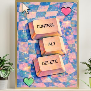 Puede incluir: Un cuadro enmarcado con un cursor pixelado, un corazón y teclas de teclado con las etiquetas 'CONTROL', 'ALT' y 'DELETE'. El fondo tiene un patrón de cuadros en tonos azules, rosas y morados. El cuadro se exhibe en una estantería con plantas e iluminación decorativa.