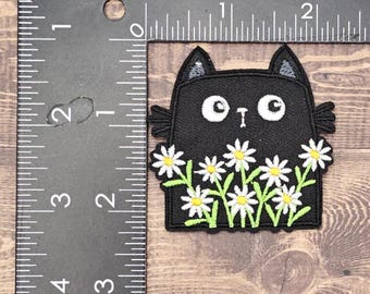 Black Cat Daisy Patch: Embroidered Animal Applique for Heat Application