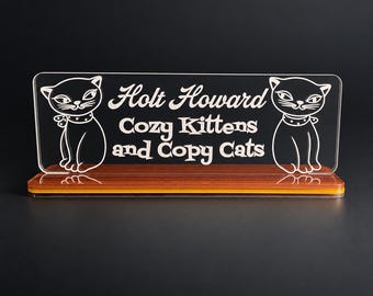 Étiquette d'étagère Holt Howard « Chaton douillet et chats imitateurs » | Panneau décoratif en céramique style Mid-Century | Décoration vintage de collection