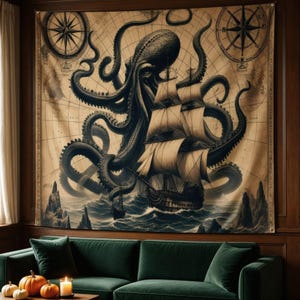 Op de afbeelding: Een groot rechthoekig wandtapijt met een nautische kaartachtergrond in vintage-stijl en twee kompasrozen. Een gigantische donkere octopus met lange tentakels omringt een driemast zeilschip dat door woelige oceaangolven vaart.