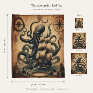 Op de afbeelding: Een rechthoekige fluwelen pluche deken met een vintage kaartachtergrond waarop een grote octopus een zeilschip aanvalt. De print bevat twee kompasrozen en rotsachtige kustelementen. De getoonde afmetingen zijn 127 cm bij 152 cm.