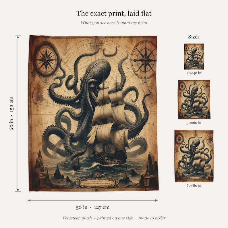 Op de afbeelding: Een rechthoekige fluwelen pluche deken met een vintage kaartachtergrond waarop een grote octopus een zeilschip aanvalt. De print bevat twee kompasrozen en rotsachtige kustelementen. De getoonde afmetingen zijn 127 cm bij 152 cm.