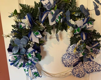 Corona de mariposas estilo chinoiserie con arándanos / Decoración de puerta veraniega en azul y blanco
