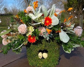 Arreglo floral con casita para pájaros cubierta de musgo – Decoración de primavera y verano para interiores y exteriores