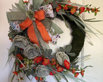Corona de musgo con lazo naranja / Decoración floral asimétrica para puerta, estilo cottagecore primaveral y veraniego