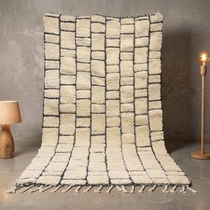 Tapis marocain unique et irrégulier - Motif berbère noir et blanc inspiré des animés