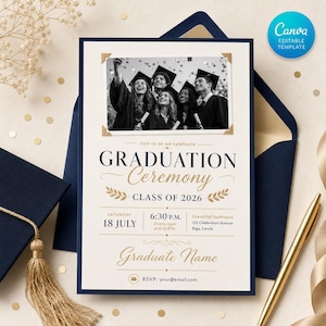 Könnte beinhalten: Creme- und marineblaue Einladung zur Abschlussfeier mit einem Foto von Absolventen. Die Einladung enthält goldenen Text und die Worte "Abschlussfeier Klasse 2026". Inklusive RSVP-Details.
