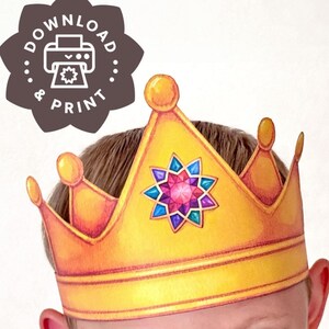 Op de afbeelding: Een printbare papieren kroon met een gouden basis en een kleurrijke juweelachtige ster in het midden. De kroon is ontworpen om te dragen als een feestaccessoire.