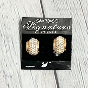 Swarovski Clip-On Swan Signed Pave Crystal & goldfarbene Halb-Creolen an einer Karte - Signature Schmuck