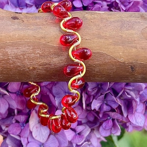 Pulsera de 6,5 pulgadas con cuentas de vidrio rojo, resistente al deslustre y envuelta en alambre dorado, pieza artesanal llamativa, joyería apilable, pulsera atrevida para el día a día.