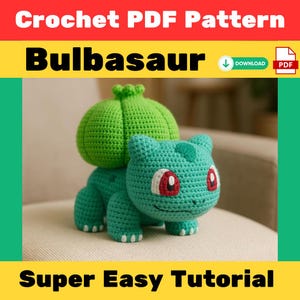 Puede incluir: Una figura de Bulbasaur tejida a ganchillo en tonos verdes, con detalles rojos y blancos en los ojos. La figura está sobre una superficie de color claro. La imagen incluye el texto "Crochet PDF Pattern", "Bulbasaur" y "Super Easy Tutorial".