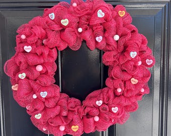 Ghirlanda di tulle a rete rosa acceso per San Valentino da 24 pollici, decorazione per porta d'ingresso a tema amore con cuori di caramelle di plastica e decorazioni / Ghirlanda stagionale fatta a mano