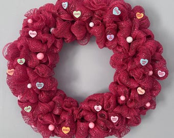 Valentinstagskranz in Pink mit Herzchenmuster | 60 cm Türdekoration aus Dekonetz