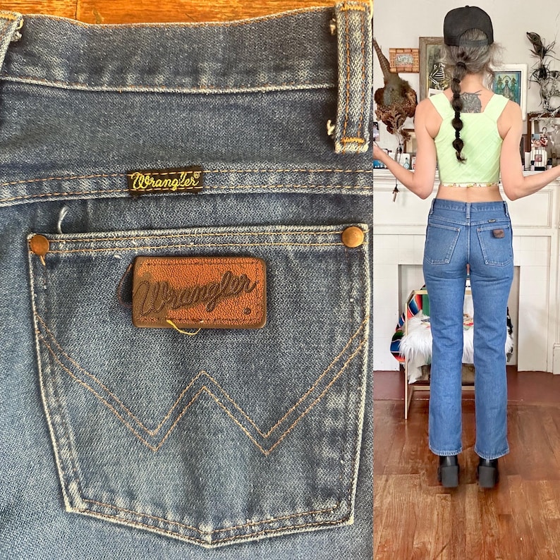 Puede incluir: Vaqueros Wrangler de mezclilla azul con un dise&ntilde;o cl&aacute;sico de cinco bolsillos. El bolsillo trasero presenta un parche de cuero marr&oacute;n con el logotipo de Wrangler. Los vaqueros tienen un corte de pierna recta y est&aacute;n hechos de mezclilla duradera.