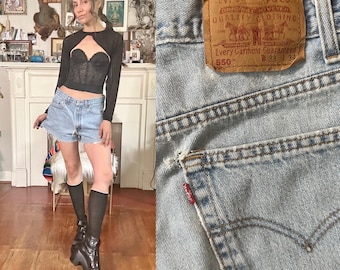 Pantalones cortos Levi's de los 90, desgastados y remendados.