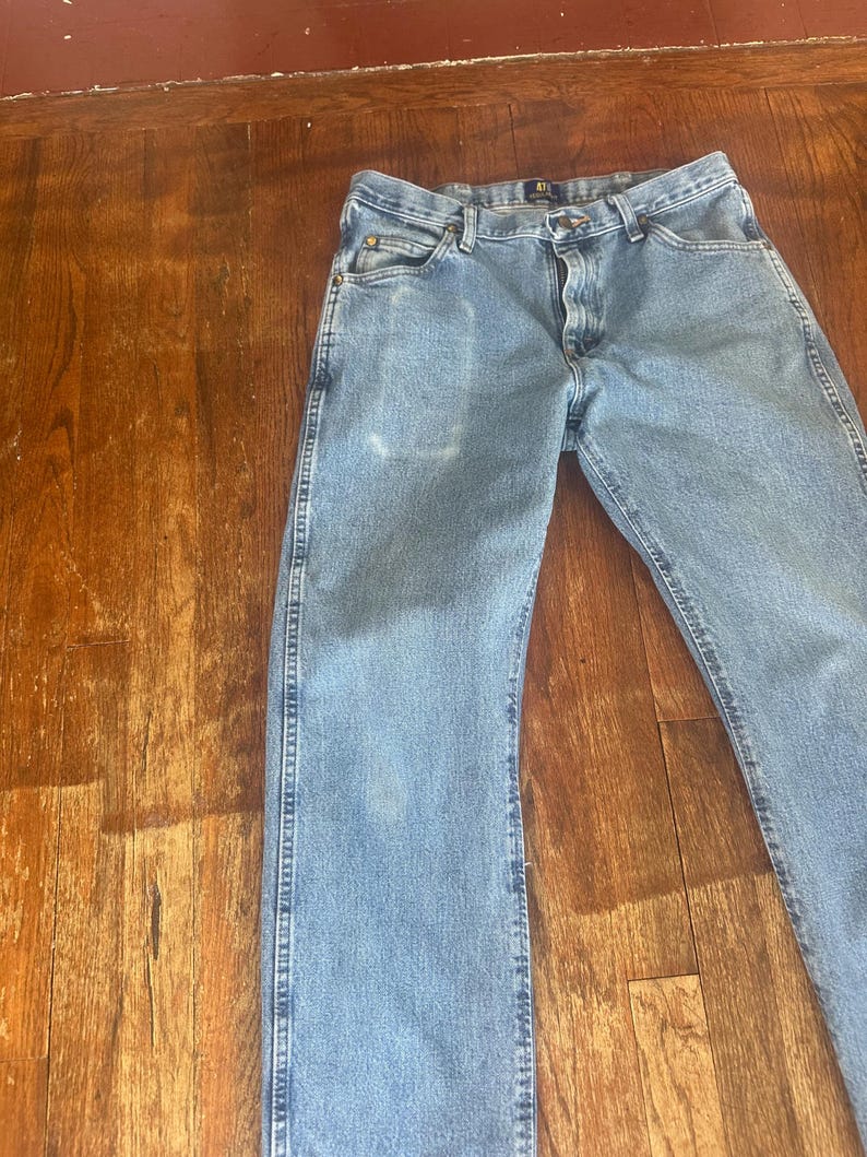 Puede incluir: Vaqueros de mezclilla azul claro con un dise&ntilde;o cl&aacute;sico de cinco bolsillos. Los vaqueros tienen cierre de bot&oacute;n y cremallera, trabillas para el cintur&oacute;n y un lavado descolorido. Los vaqueros est&aacute;n hechos de un material de mezclilla duradero.