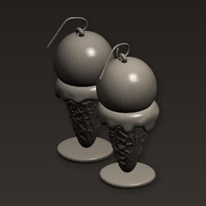 Può includere: Un paio di orecchini a forma di cono gelato grigi. Ogni orecchino presenta una pallina di gelato rotonda sopra un cono con un motivo a cialda strutturato. Gli orecchini hanno un semplice design a gancio.