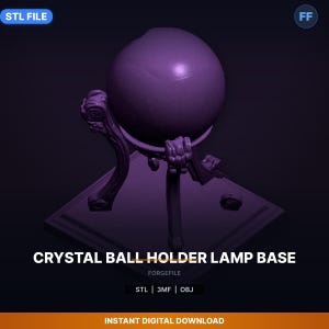 Op de afbeelding: Een paarse kristallen bolhouder lampvoet. De basis heeft een vierkant platform met een gedetailleerde draagconstructie die een grote, ronde kristallen bol omarmt. De tekst "CRYSTAL BALL HOLDER LAMP BASE" wordt weergegeven.