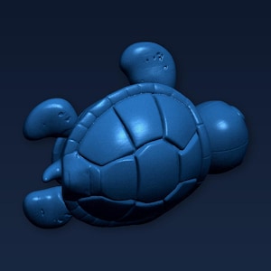 Puede incluir: Una figura de tortuga azul con un caparazón detallado y extremidades redondeadas. La figura es de un color sólido y parece estar hecha de un material liso. La tortuga está colocada sobre un fondo azul oscuro.