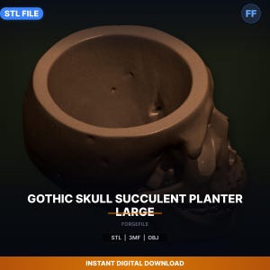 Puede incluir: Una maceta marrón con forma de calavera y una gran abertura para suculentas. Se muestra el texto "GOTHIC SKULL SUCCULENT PLANTER LARGE". Descarga digital, disponible en formatos STL, 3MF y OBJ.