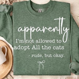 Rolig kattcitat Svg Png för tröjor, hoodies, kattmamma-tröja Svg, räddnings-Png, tydligen får jag inte adoptera alla katter, oförskämt men okej