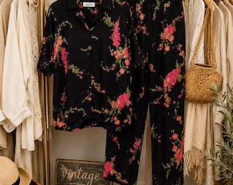 Completo da casa vintage in rayon con stampa floreale, top e pantaloni coordinati neri e rosa.