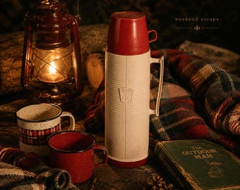 Termo vintage: Termo de camping de mediados de siglo con textura a cuadros rojos y crema.