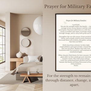 Könnte beinhalten: Ein gerahmter Wandkunstdruck mit dem Text Prayer for Military Families, der ein Gebet in schwarzer Serifenschrift auf weißem Hintergrund zeigt. Der Text enthält eine Bitte um Stärke, Schutz und Frieden für Familien, die durch den Dienst getrennt sind.