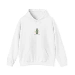 Puede incluir: Sudadera con capucha blanca con bolsillo delantero y cordón. El diseño presenta una pequeña ilustración verde de una persona con hojas y el texto "Empowering Minds". Una prenda casual y cómoda.