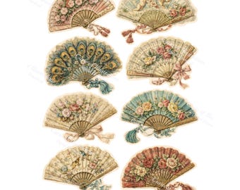 Könnte beinhalten: Eine Sammlung von acht Papierfächern im Vintage-Stil. Jeder Fächer weist aufwendige Designs auf, darunter Blumenmuster, Engel und Pfauenfedern. Die Fächer sind in verschiedenen Farben wie Rosa, Blau und Rot gehalten und mit dekorativen Bändern und Quasten versehen.
