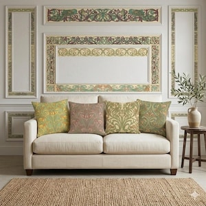 Puede incluir: Un sof&aacute; crema con cuatro cojines decorativos con dise&ntilde;os florales en tonos verdes, amarillos y rosas. El sof&aacute; est&aacute; frente a una pared con molduras ornamentadas y una alfombra de yute.