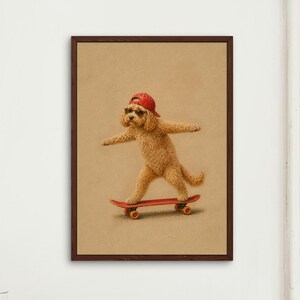 Op de afbeelding: Ingelijste kunstwerk met een hond op een skateboard. De hond, met een rode pet, is afgebeeld in een dynamische pose, balancerend op een rood skateboard. Het kunstwerk staat tegen een neutrale achtergrond, met een bruine lijst.