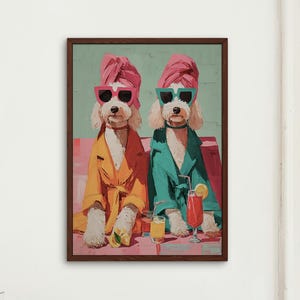 Puede incluir: Una impresión artística enmarcada con dos perros blancos con gafas de sol y batas. Uno lleva un turbante rosa y una bata amarilla, el otro un turbante y una bata turquesa. Ambos perros tienen cócteles. El arte tiene un estilo retro y pop.