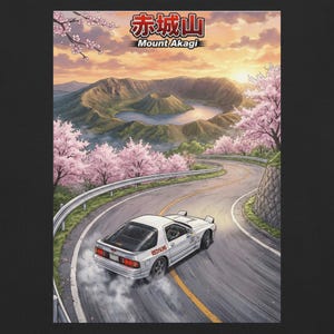 Pode incluir: Ilustração de um carro esportivo branco à deriva em uma estrada sinuosa, com o texto "Mount Akagi" em japonês e inglês. O fundo apresenta uma montanha, um lago e cerejeiras sob um céu de pôr do sol.