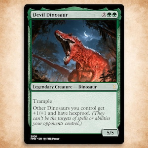 Peut inclure: Une carte à collectionner intitulée Devil Dinosaur, représentant un dinosaure rouge gueule ouverte dans une forêt sombre sous un croissant de lune. Le texte indique Legendary Creature, Dinosaur, Trample et des capacités avec 5/5.