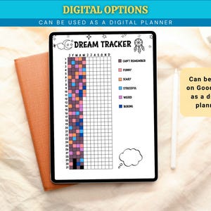 Puede incluir: Un rastreador de sue&ntilde;os digital en una tableta, con una cuadr&iacute;cula para rastrear las emociones de los sue&ntilde;os. La tableta est&aacute; sobre un cuaderno marr&oacute;n, con un l&aacute;piz &oacute;ptico y una taza de caf&eacute; cerca. El texto en la tableta dice "Dream Tracker".