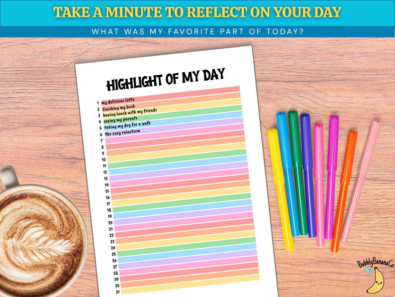 K&ouml;nnte beinhalten: Ein wei&szlig;es Blatt Papier mit der &Uuml;berschrift HIGHLIGHT OF MY DAY, nummerierten Zeilen von 1 bis 31 und pastellfarbenen horizontalen Balken. Daneben liegen acht bunte Filzstifte und eine Keramiktasse mit Kaffee und Latte-Art-Verzierung.