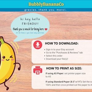 Op de afbeelding: Een vrolijke gele banaan-cartoon met armen en benen. Tekst bevat "hi hey hello FRIENDS!! thank you so much for being here". Instructies voor het downloaden en afdrukken van A5-formaat zijn ook opgenomen.