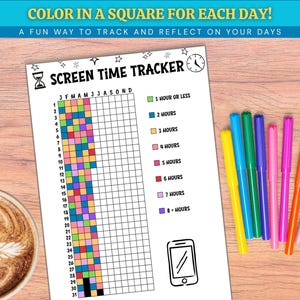 Op de afbeelding: Een witte schermtijdtracker met de tekst "COLOR IN A SQUARE FOR EACH DAY!" en "A FUN WAY TO TRACK AND REFLECT ON YOUR DAYS". De tracker bevat een raster voor het bijhouden van schermtijd, een sleutel met kleurgecodeerde tijdsblokken en een tekening van een smartphone. Kleurrijke markers liggen naast de tracker.