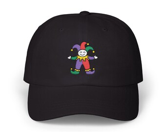 Gorra de béisbol con bordado de bufón de la corte, diseño minimalista.