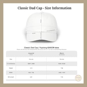 Puede incluir: Una gorra de b&eacute;isbol blanca con una tabla de tallas titulada Classic Dad Cap - Size Information. La tabla muestra medidas en cent&iacute;metros para circunferencia 53,00-63,00, altura 7,94, ancho 16,83-19,37 y longitud de visera 7,40 para el modelo Yupoong 6245CM.