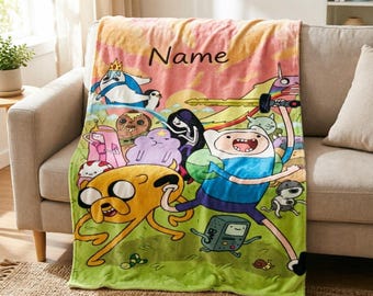 Coperta in pile personalizzata di Adventure Time, con i nomi Finn e Jake, perfetta per decorare la stanza.