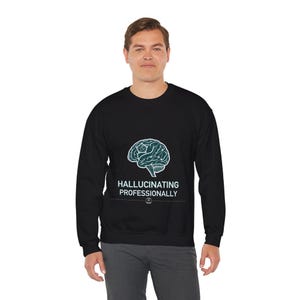 Puede incluir: Sudadera negra de cuello redondo con un gráfico de cerebro turquesa y el texto "HALLUCINATING PROFESSIONALLY". El gráfico es un cerebro estilizado con una estrella en el centro. La sudadera está hecha de un material suave.