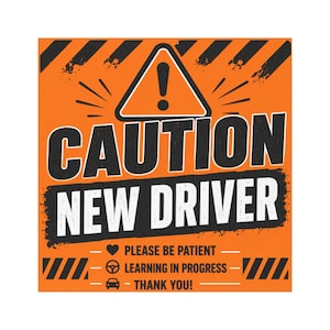 Könnte beinhalten: Ein quadratisches orangefarbenes Schild mit schwarzen diagonalen Streifen an den oberen und unteren Ecken. Es zeigt ein schwarzes Dreieck mit einem Ausrufezeichen, den Text CAUTION NEW DRIVER und drei Zeilen: ein Herz mit PLEASE BE PATIENT, ein Lenkrad mit LEARNING IN PROGRESS und ein Auto mit THANK YOU.