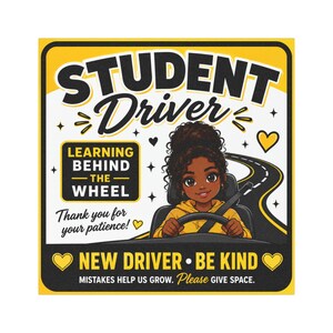 Op de afbeelding: Een vierkant geel en wit bord met de tekst STUDENT DRIVER, LEARNING BEHIND THE WHEEL, Thank you for your patience!, NEW DRIVER BE KIND en MISTAKES HELP US GROW. PLEASE GIVE SPACE. Het toont een persoon achter het stuur van een auto.