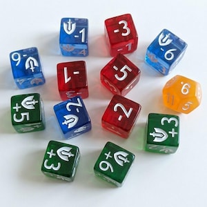 Pode incluir: Uma coleção de dados coloridos para jogos de tabuleiro. Os dados são de várias cores, incluindo azul, vermelho, verde e laranja. Cada dado apresenta números e símbolos brancos. Os dados estão dispostos sobre uma superfície branca.